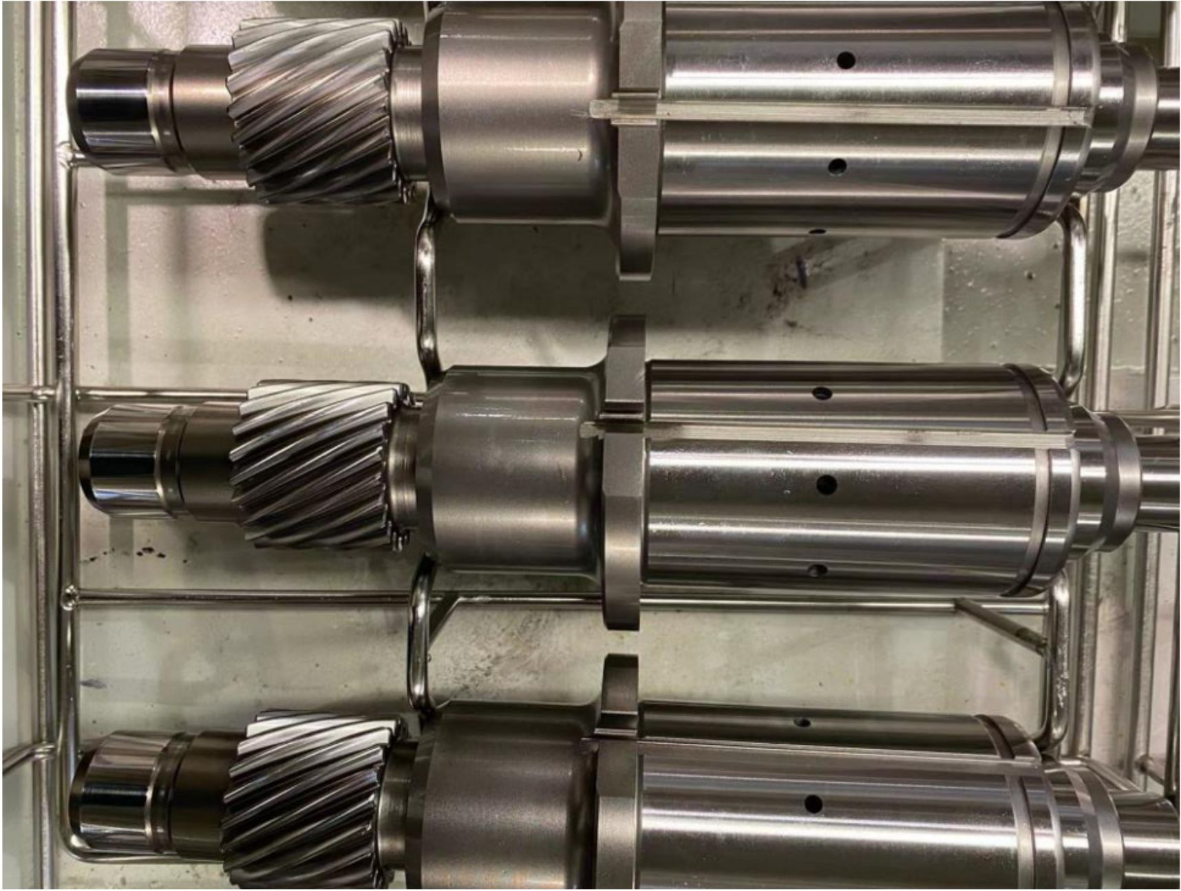 Transmission motor shaft assembly: the nickel-plated surface and cylindrical geometry require a 6-axis robot with synchronized rotation to achieve full-surface imaging coverage.
